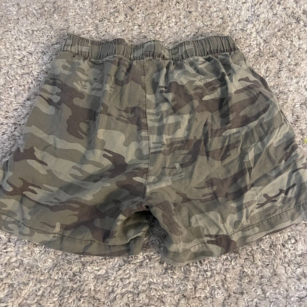 Camo Elastic Waist Shorts Social Standard Sanctuary M - Picture 6 of 6